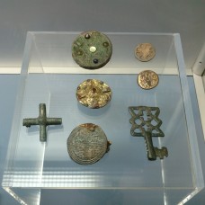 Variety of cross patterns on fibulas and disc brooches